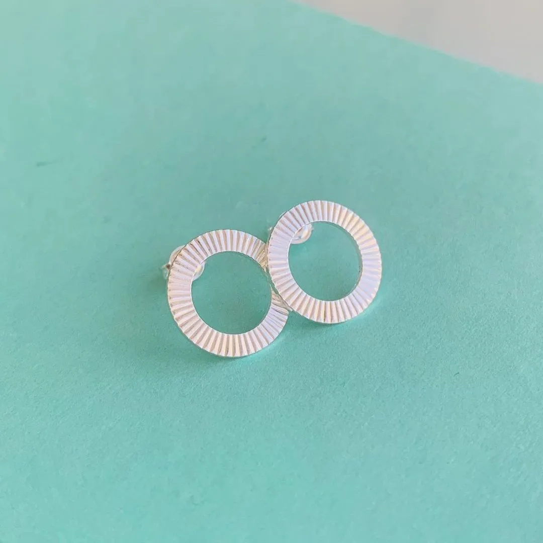 BRINCO CÍRCULO DIAMANTADO VAZADO. EM PRATA 925.