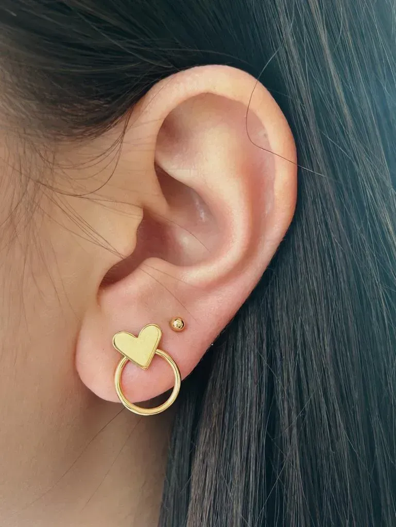 BRINCO CORAÇÃO E CÍRCULO. BANHADO A OURO 18K.