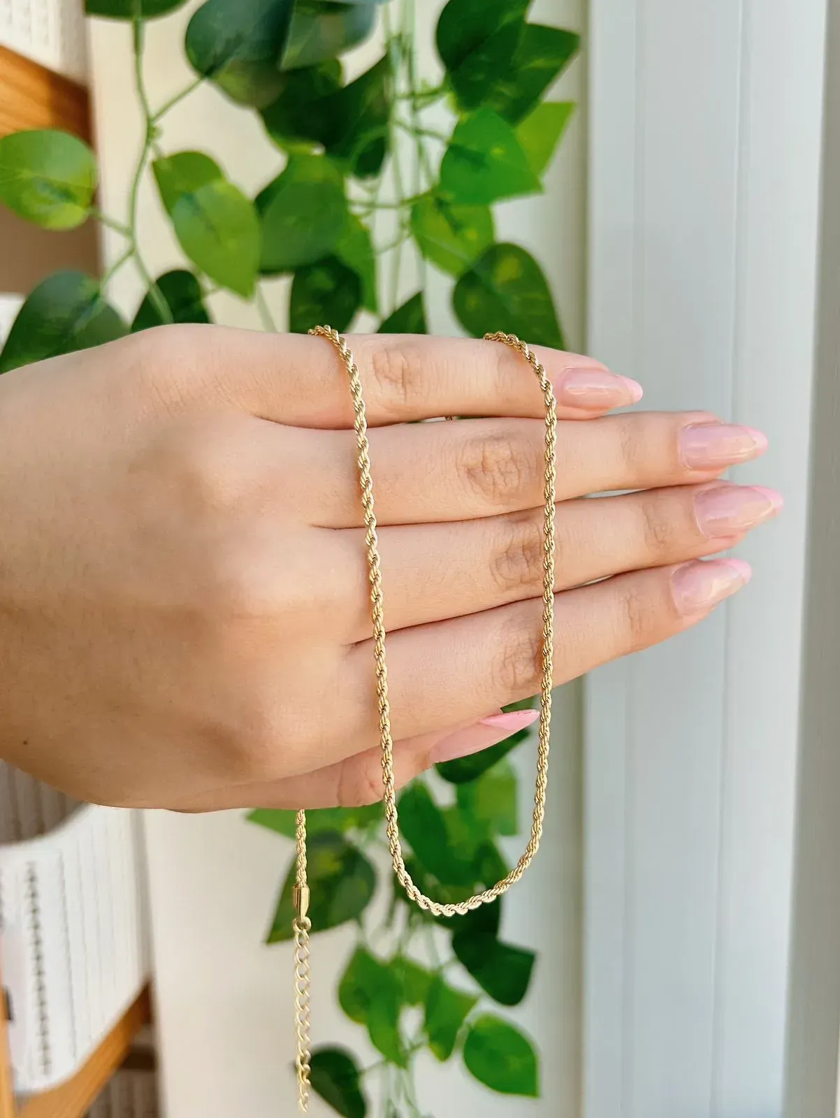 CHOKER CORDÃO BAIANO COM 2MM DE ESPESSURA. 35CM DE COMPRIMENTO E 10CM DE REGULAGEM. BANHADO A OURO 18K.
