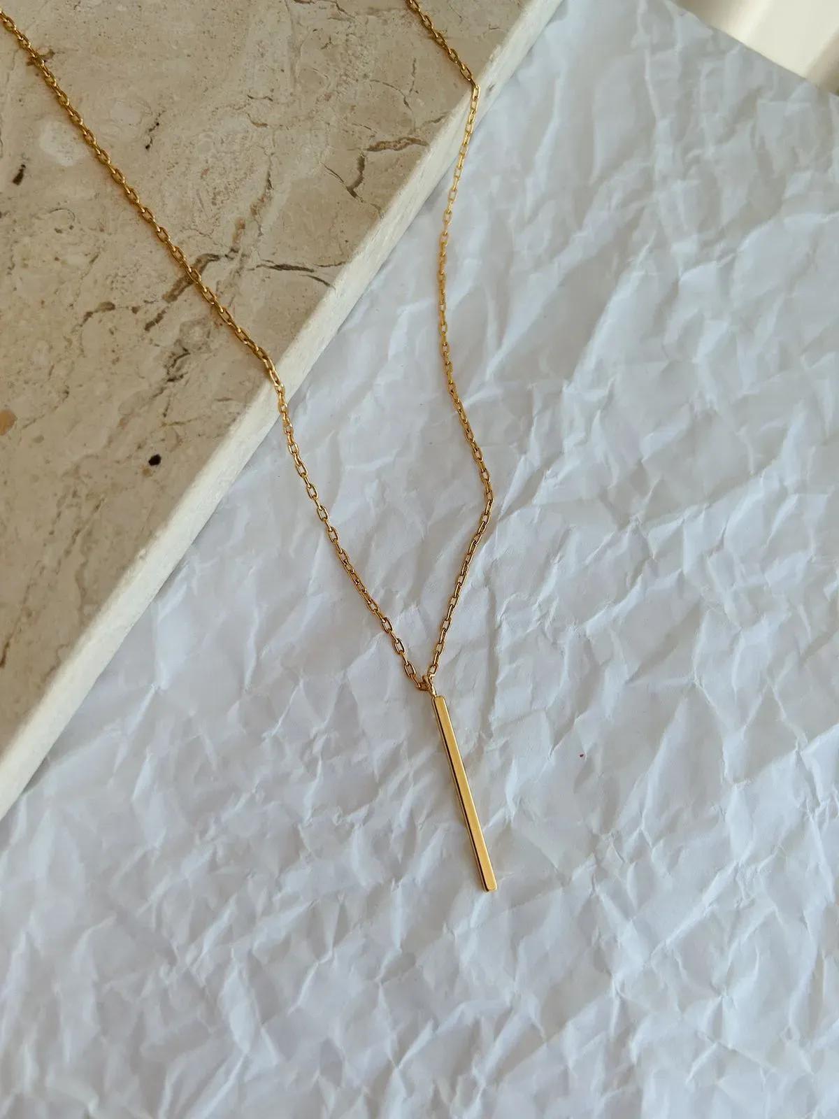COLAR COM BARRINHA MINIMALISTA. 60CM DE COMPRIMENTO. BANHADO A OURO 18K.