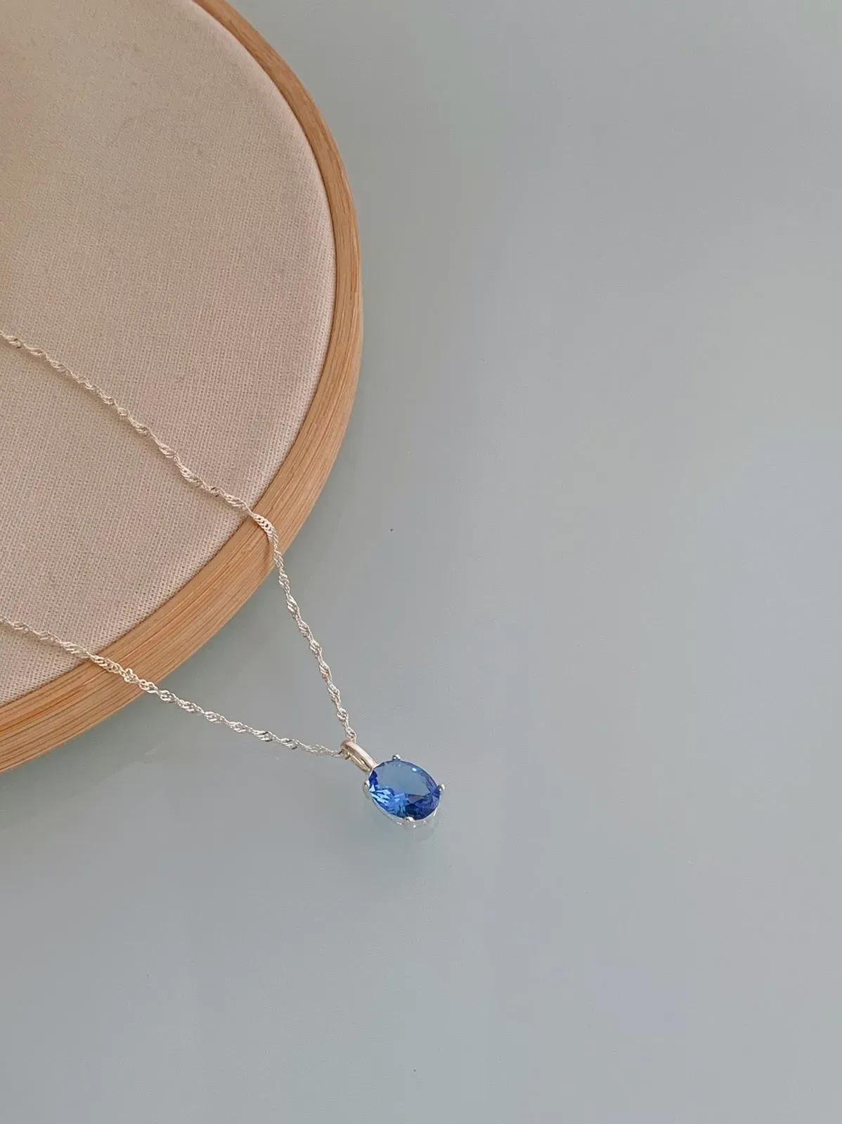 COLAR COM PEDRA OVAL AZUL ROYAL. 45CM DE COMPRIMENTO. EM PRATA 925.
