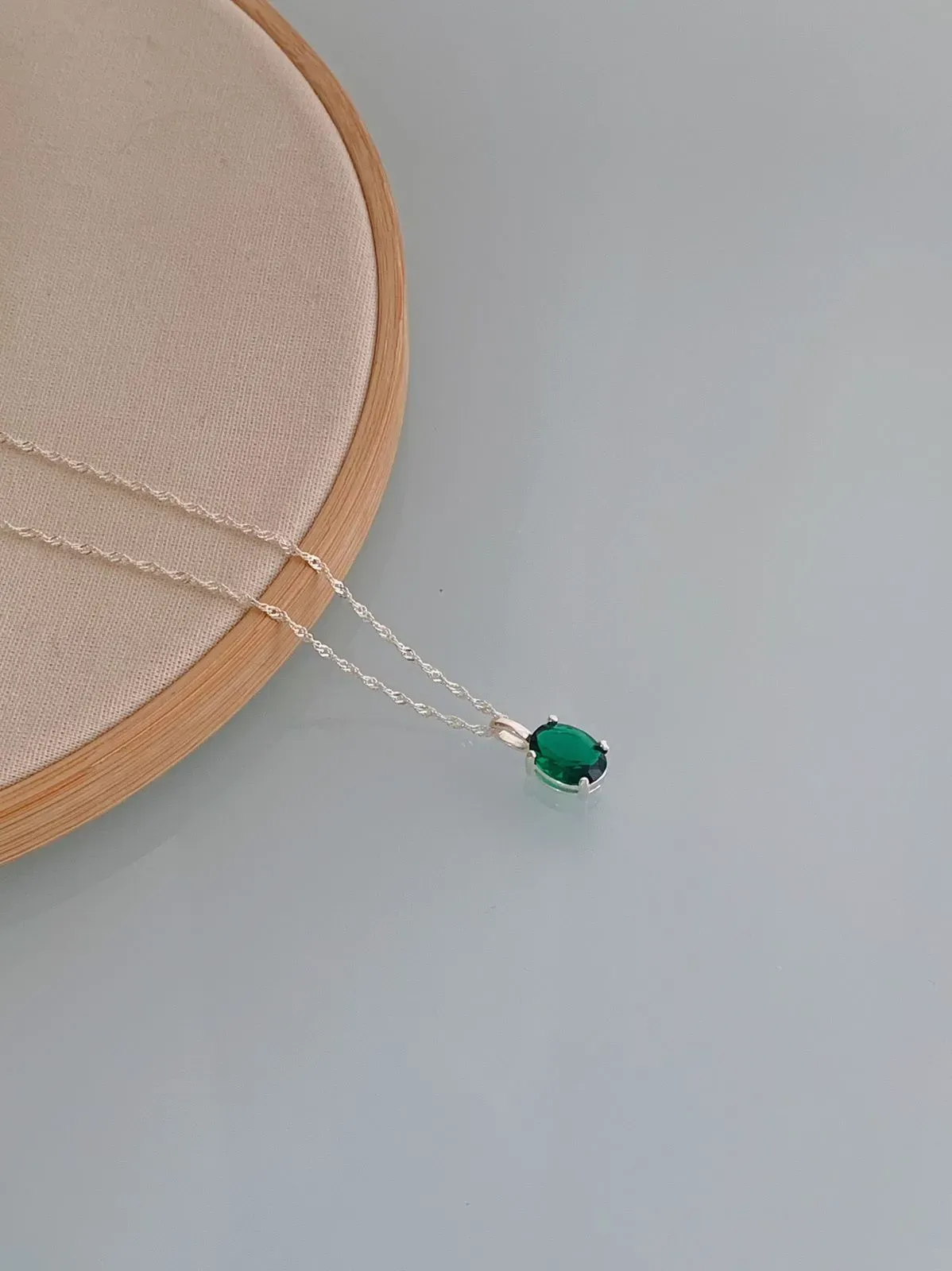 COLAR COM PEDRA OVAL ESMERALDA. 45CM DE COMPRIMENTO. EM PRATA 925.
