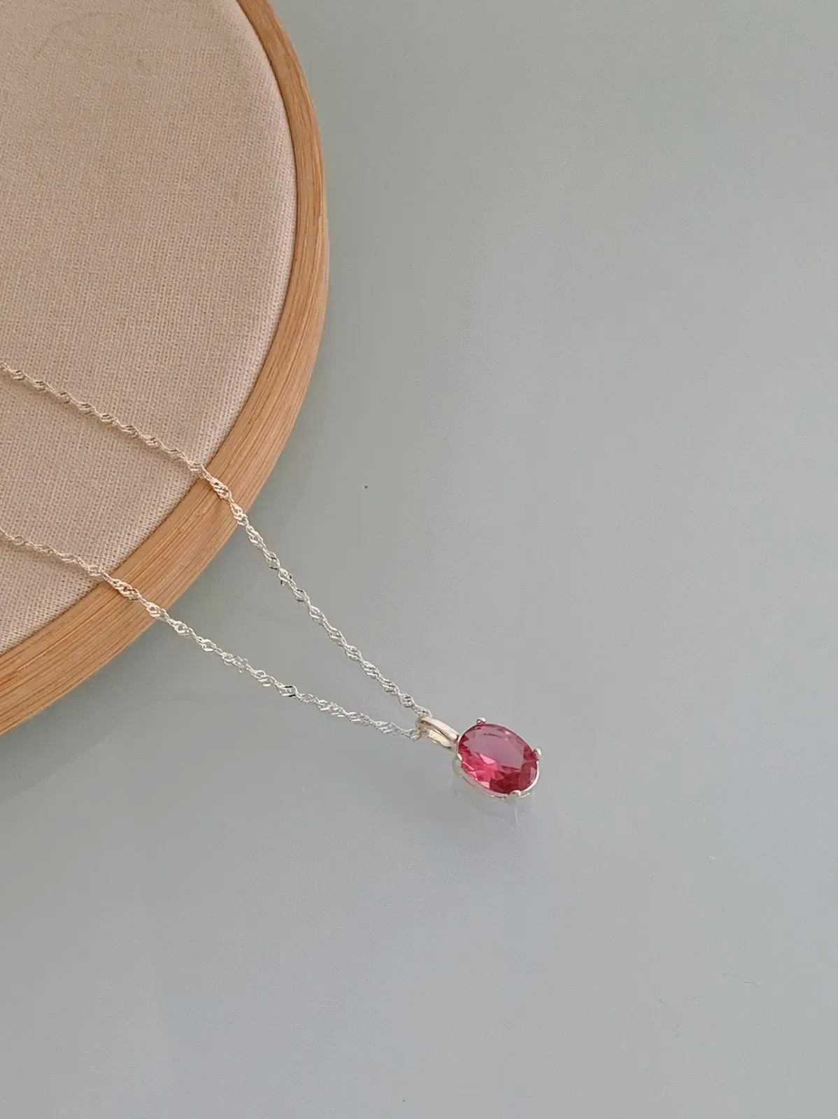 COLAR COM PEDRA OVAL ROSA PINK. 45CM DE COMPRIMENTO. EM PRATA 925.