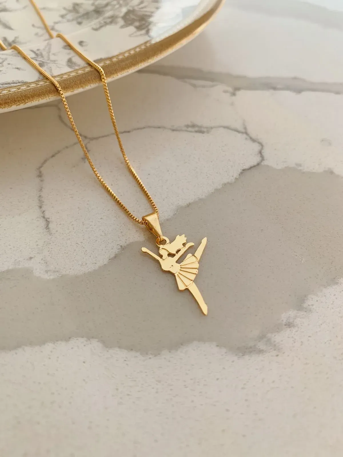 COLAR COM PINGENTE DE BAILARINA. 45CM DE COMPRIMENTO E 5CM DE REGULAGEM. BANHADO A OURO 18K.