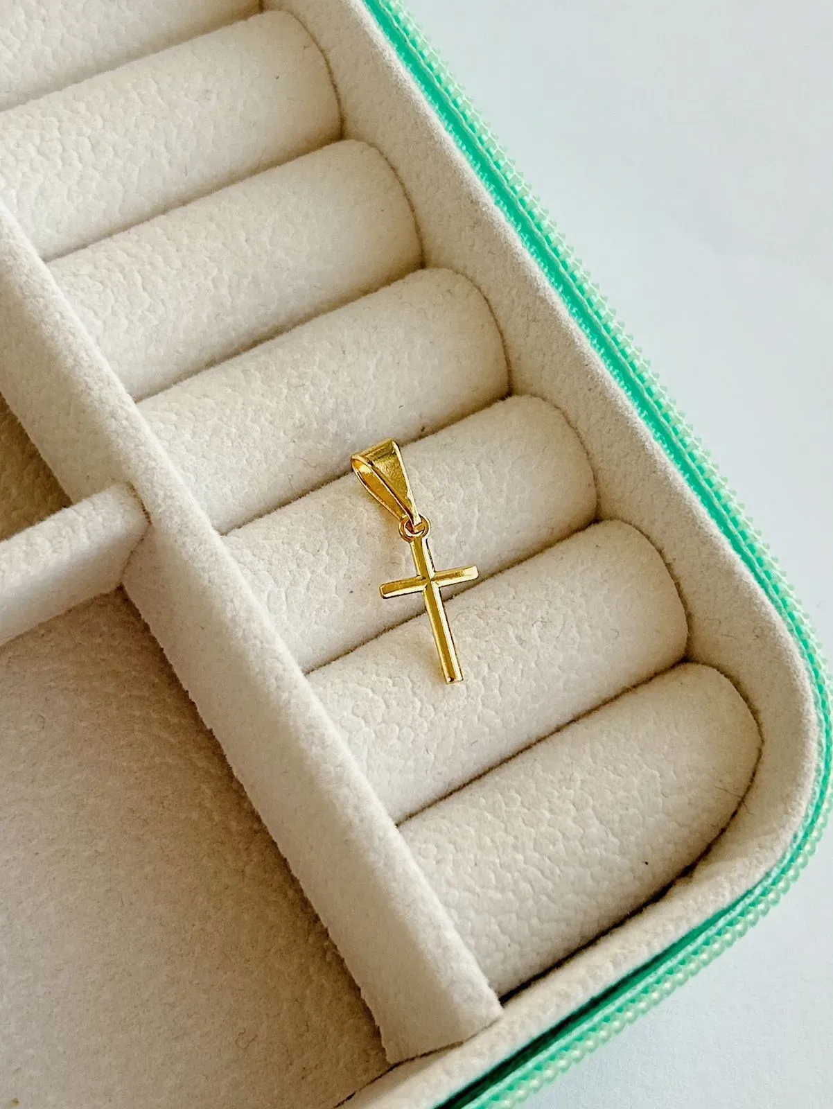 PINGENTE DE CRUZ PALITO. BANHADO A OURO 18K.