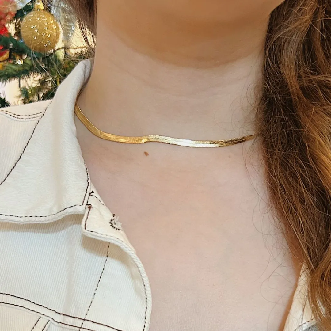 CHOKER FITA COM 4MM DE ESPESSURA. 35CM DE COMPRIMENTO E 5CM DE REGULAGEM. BANHADO A OURO 18K.