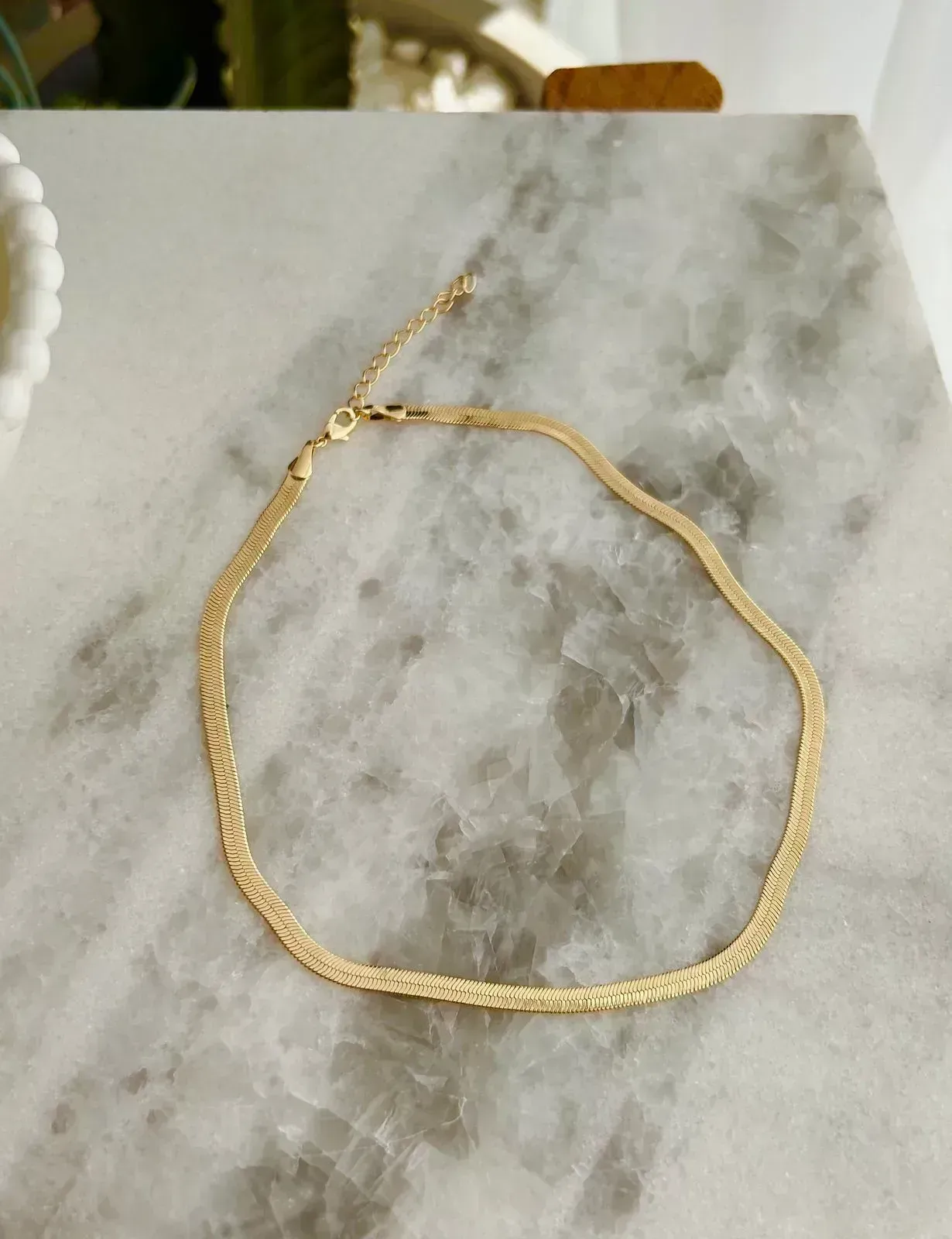 CHOKER FITA COM 4MM DE ESPESSURA. 35CM DE COMPRIMENTO E 5CM DE REGULAGEM. BANHADO A OURO 18K.