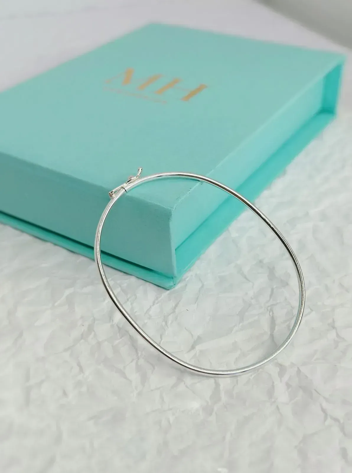 PULSEIRA BRACELETE LISO FINO. DIÂMETRO DE 6,5CM. EM PRATA 925.
