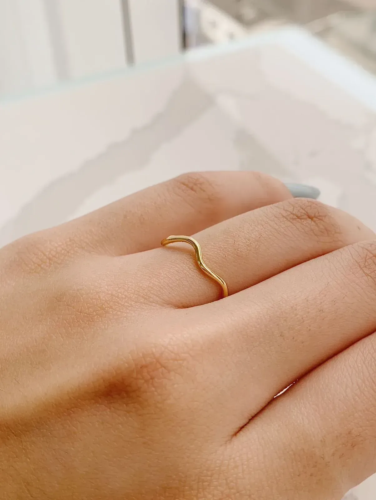 ANEL ONDULADO. BANHADO A OURO 18K.