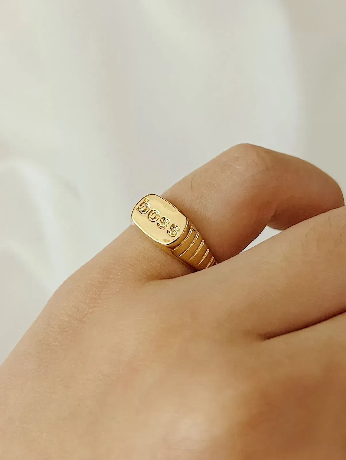 ANEL REGULÁVEL BOSS. BANHADO A OURO 18K.