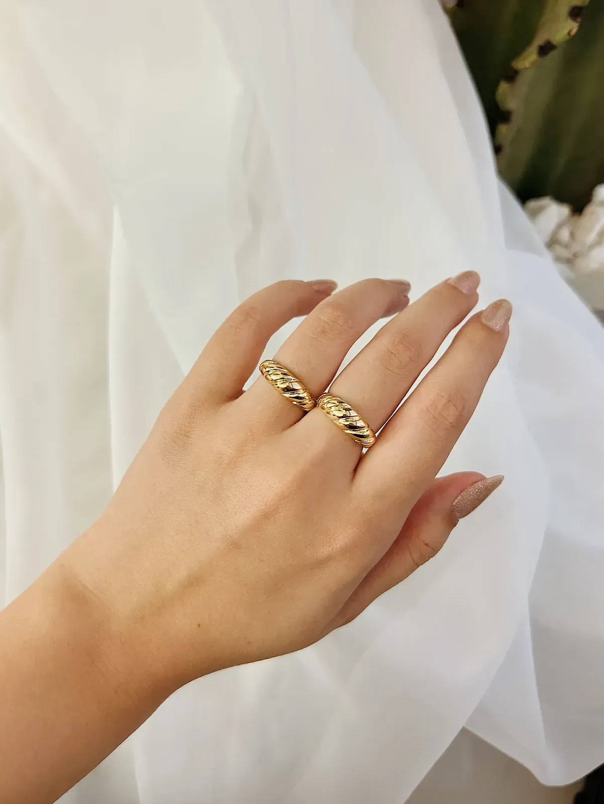 ANEL REGULÁVEL CROISSANT. BANHADO A OURO 18K.