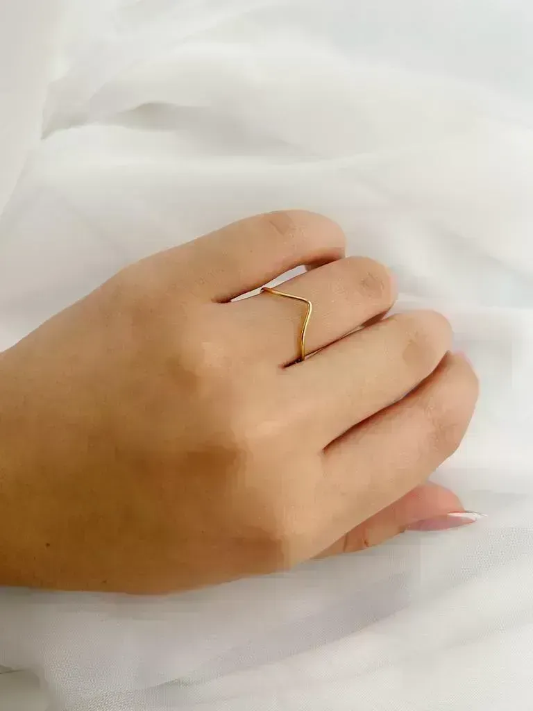 ANEL V MINIMALISTA. BANHADO A OURO 18K.