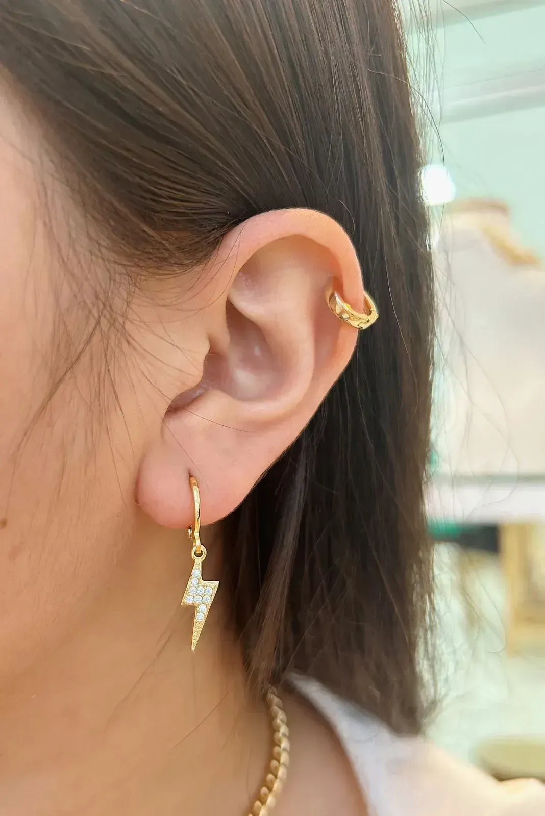 ARGOLA COM PINGENTE DE RAIO CRAVEJADO. BANHADO A OURO 18K.