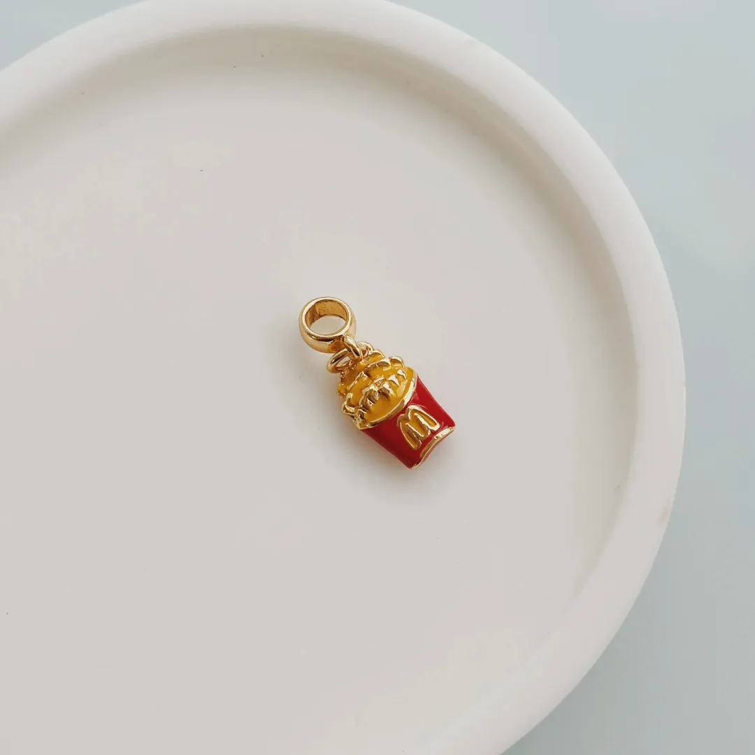 BERLOQUE BATATA FRITA MC. BANHADO A OURO 18K.