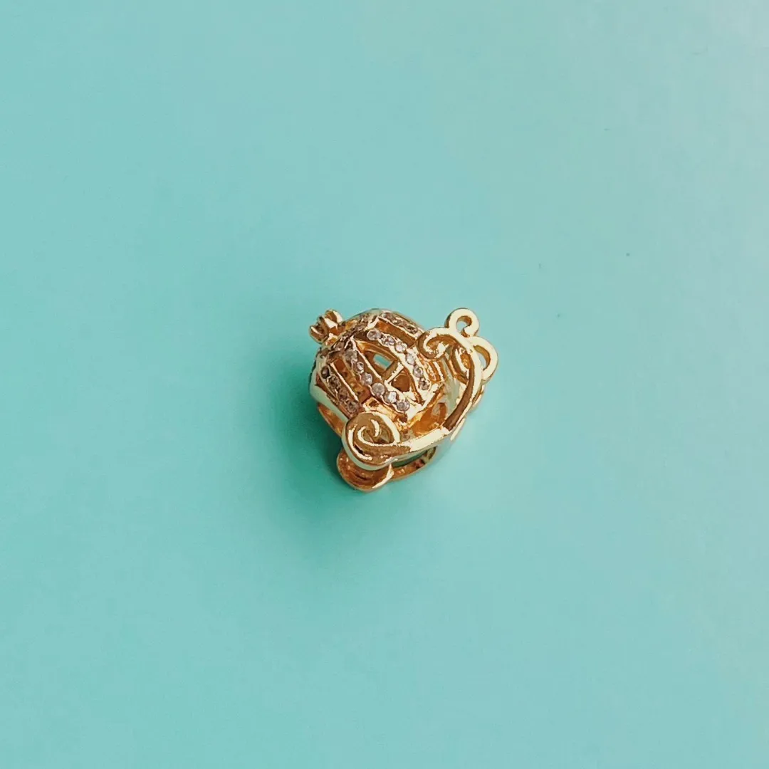 BERLOQUE CARRUAGEM. BANHADO A OURO 18K.