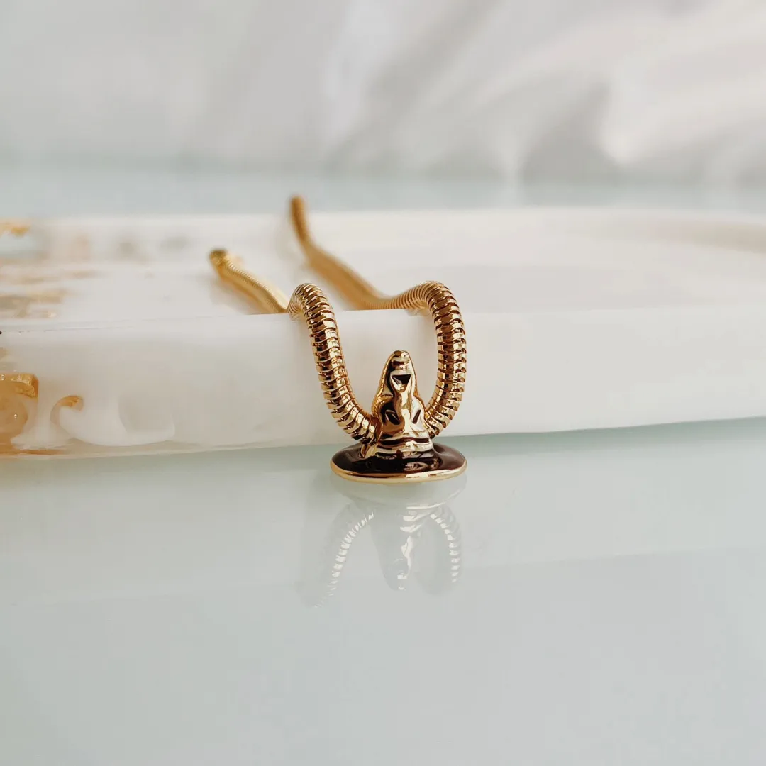 BERLOQUE CHAPÉU SELETOR (HARRY POTTER). BANHADO A OURO 18K.
