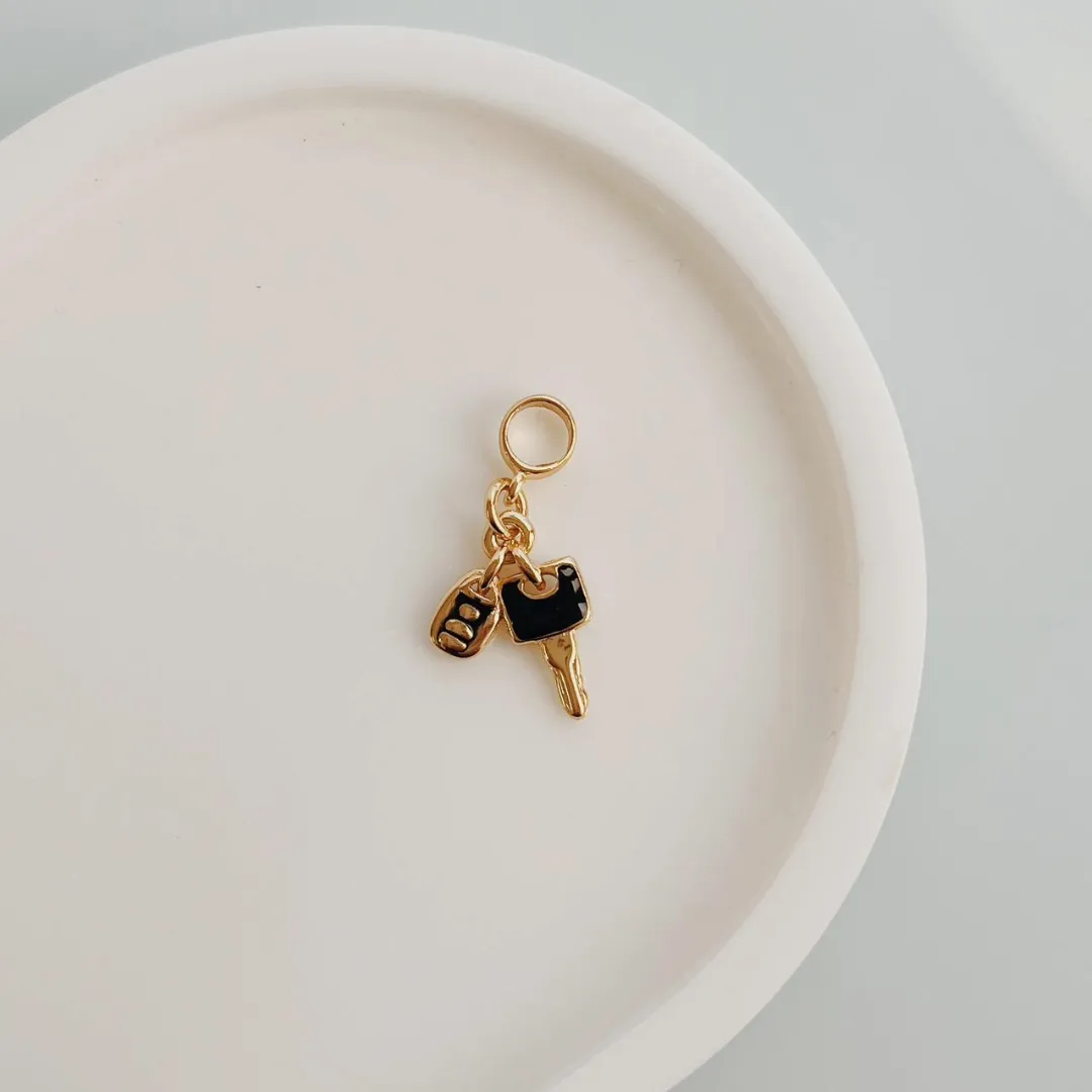 BERLOQUE CHAVE DO CARRO. BANHADO A OURO 18K.