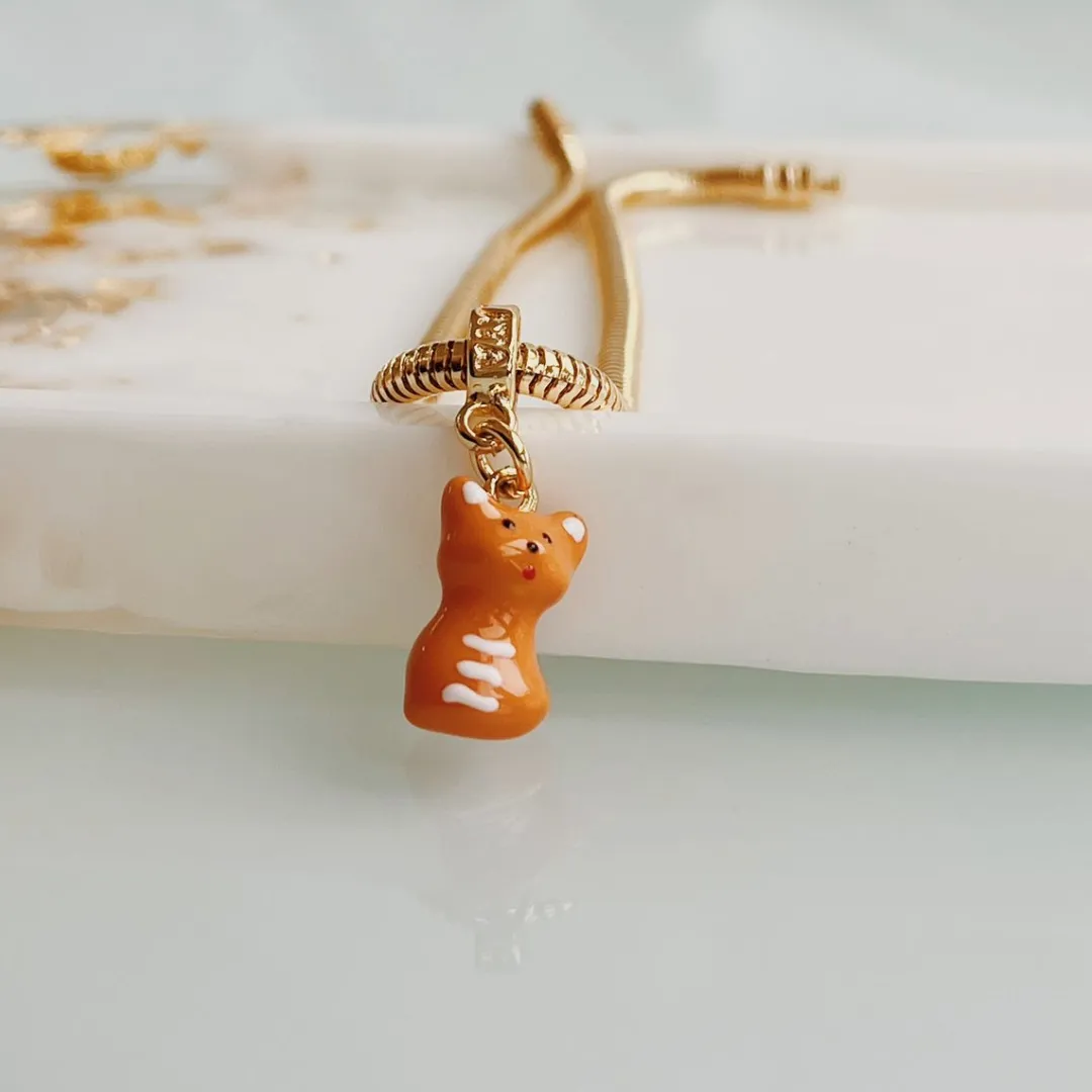 BERLOQUE GATO LARANJA. BANHADO A OURO 18K.