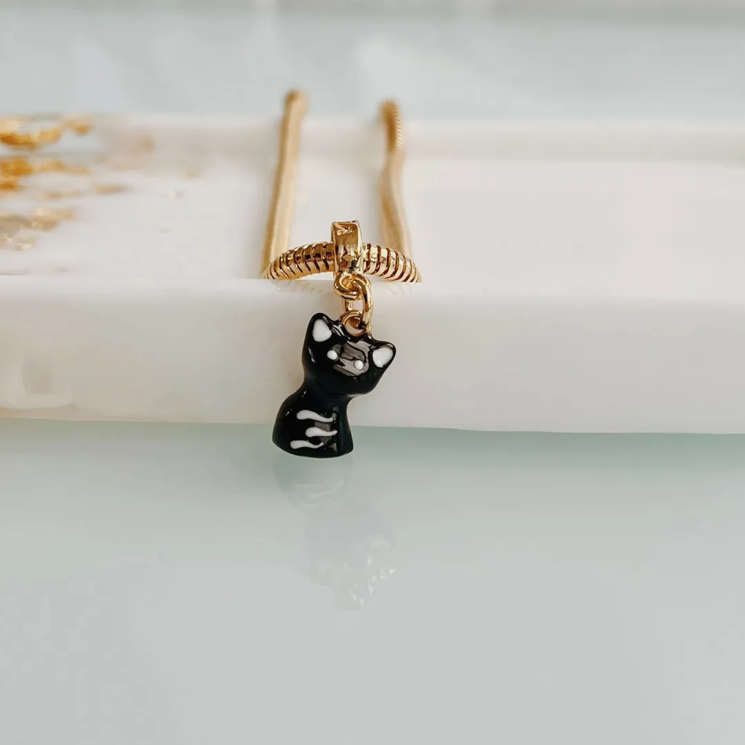 BERLOQUE GATO PRETO. BANHADO A OURO 18K.