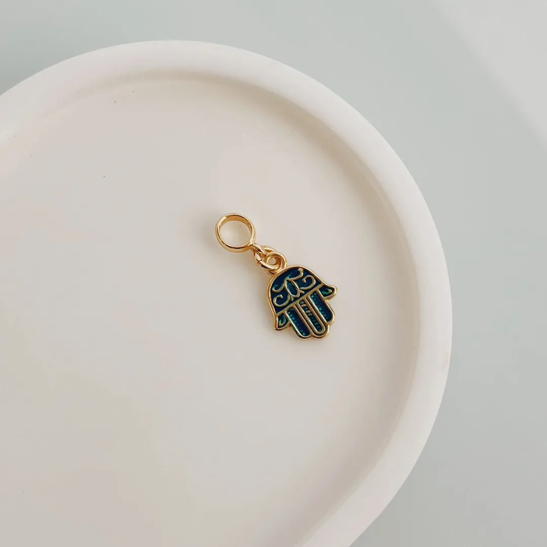 BERLOQUE MÃO DE FÁTIMA COM RESINA AZUL . BANHADO A OURO 18K.