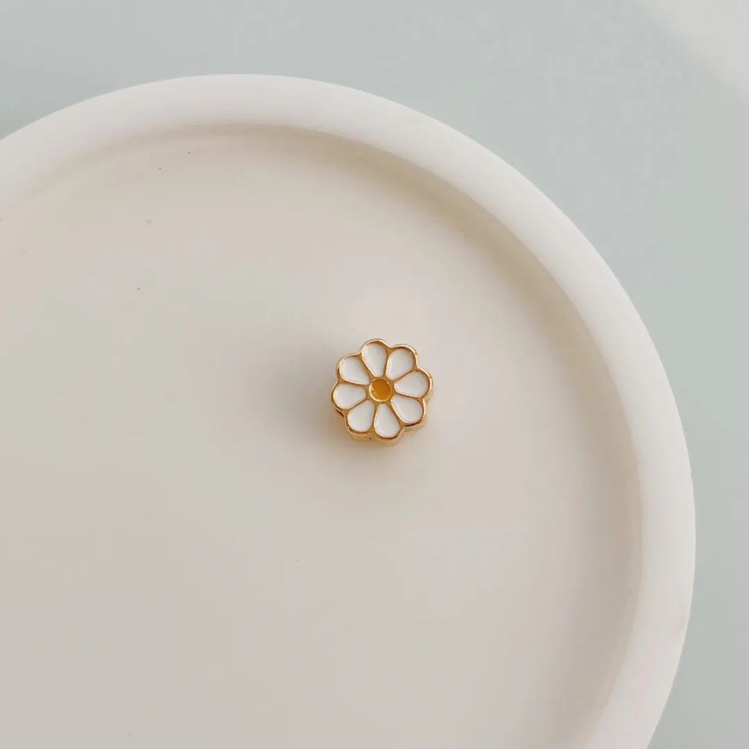 BERLOQUE MARGARIDA. BANHADO A OURO 18K.