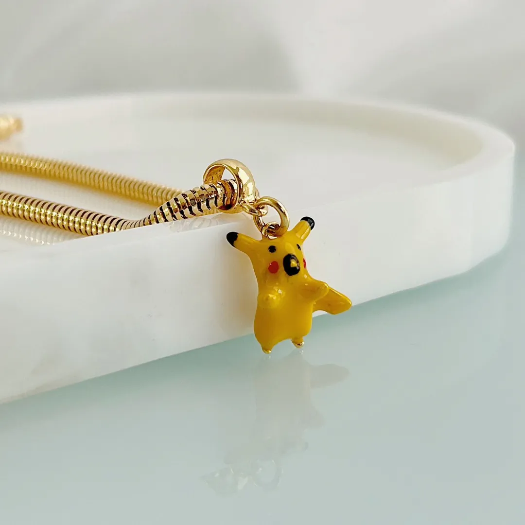 BERLOQUE PIKACHU. BANHADO A OURO 18K.