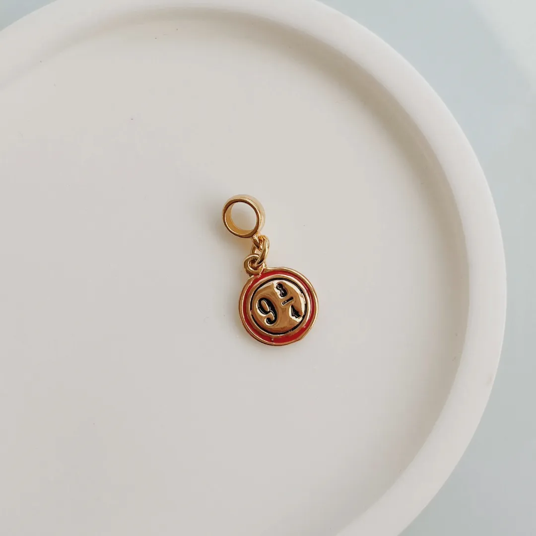 BERLOQUE PLATAFORMA 9 3/4 (HARRY POTTER). BANHADO A OURO 18K.