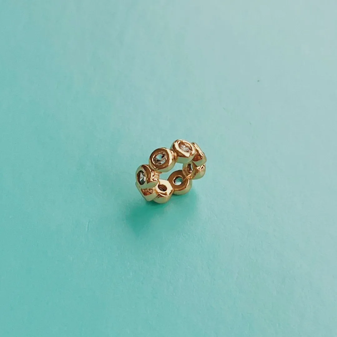 BERLOQUE SEPARADOR COM PONTOS DE LUZ. BANHADO A OURO 18K.