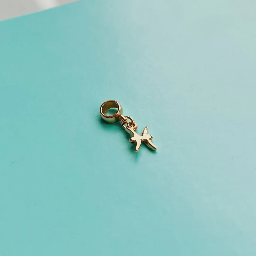 BERLOQUE SIGNO PEIXES. BANHADO A OURO 18K.