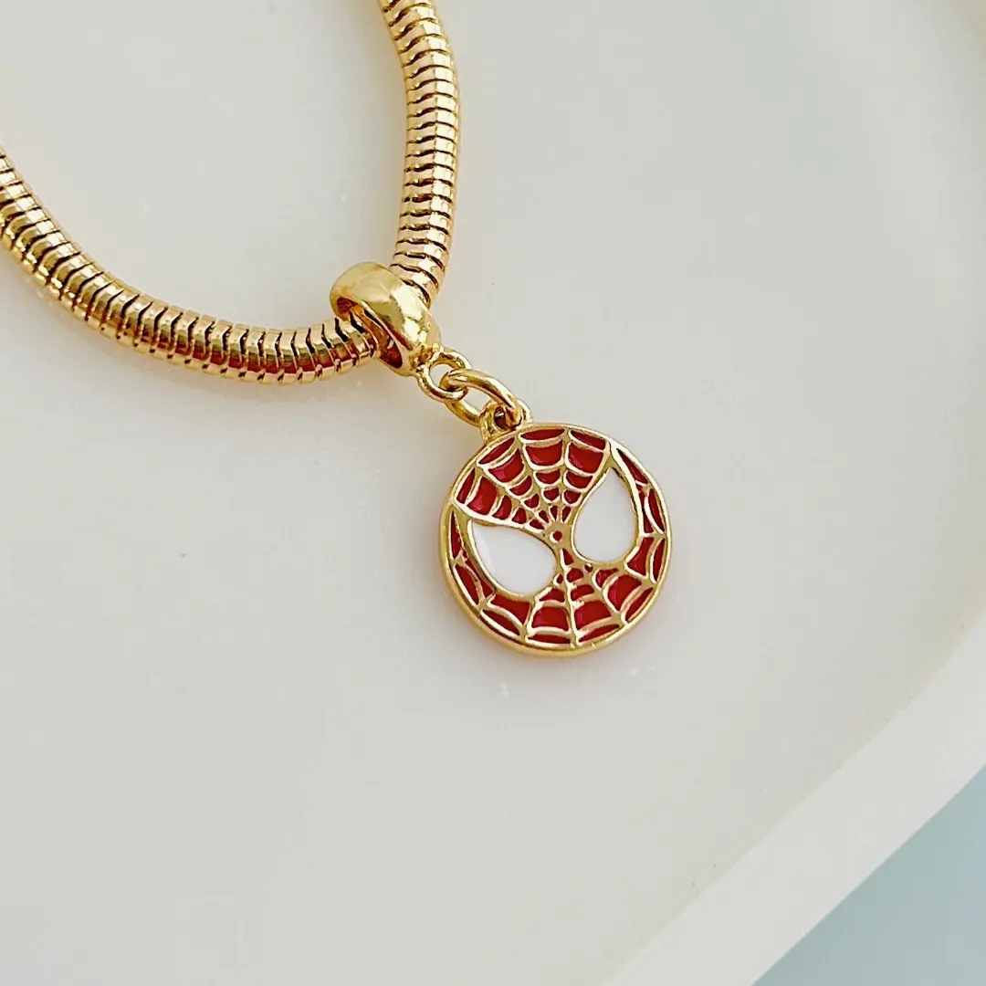 BERLOQUE SÍMBOLO HOMEM ARANHA. BANHADO A OURO 18K.