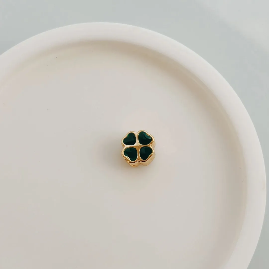 BERLOQUE TREVO DE 4 FOLHAS VERDE. BANHADO A OURO 18K.