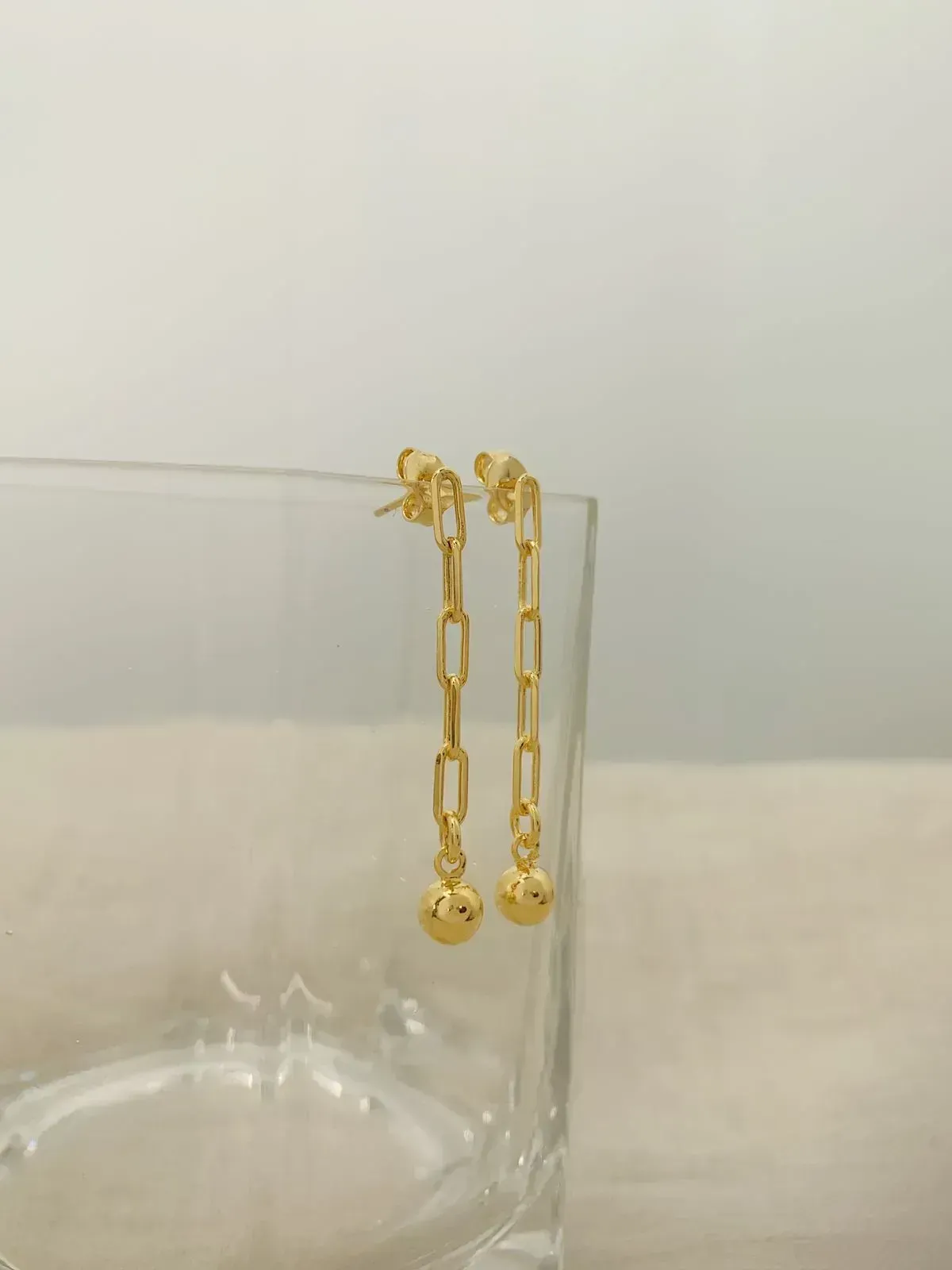 BRINCO CORRENTE COM ESFERA.  BANHADO A OURO 18K.