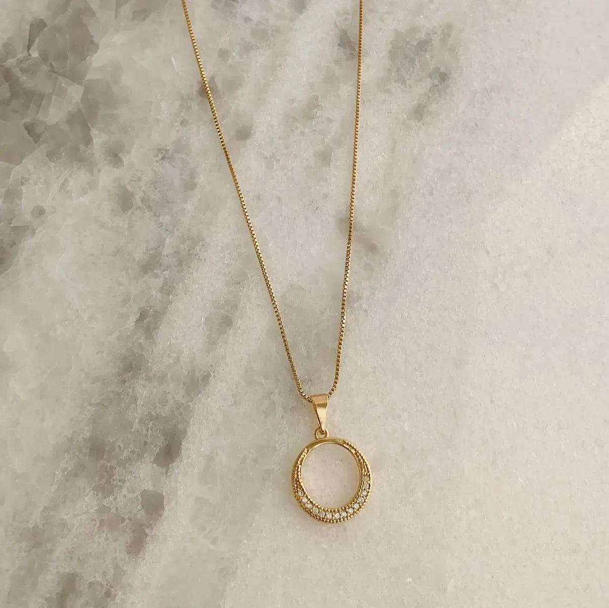 COLAR MEIO CÍRCULO CRAVEJADO. 45CM DE COMPRIMENTO. BANHADO A OURO 18K.