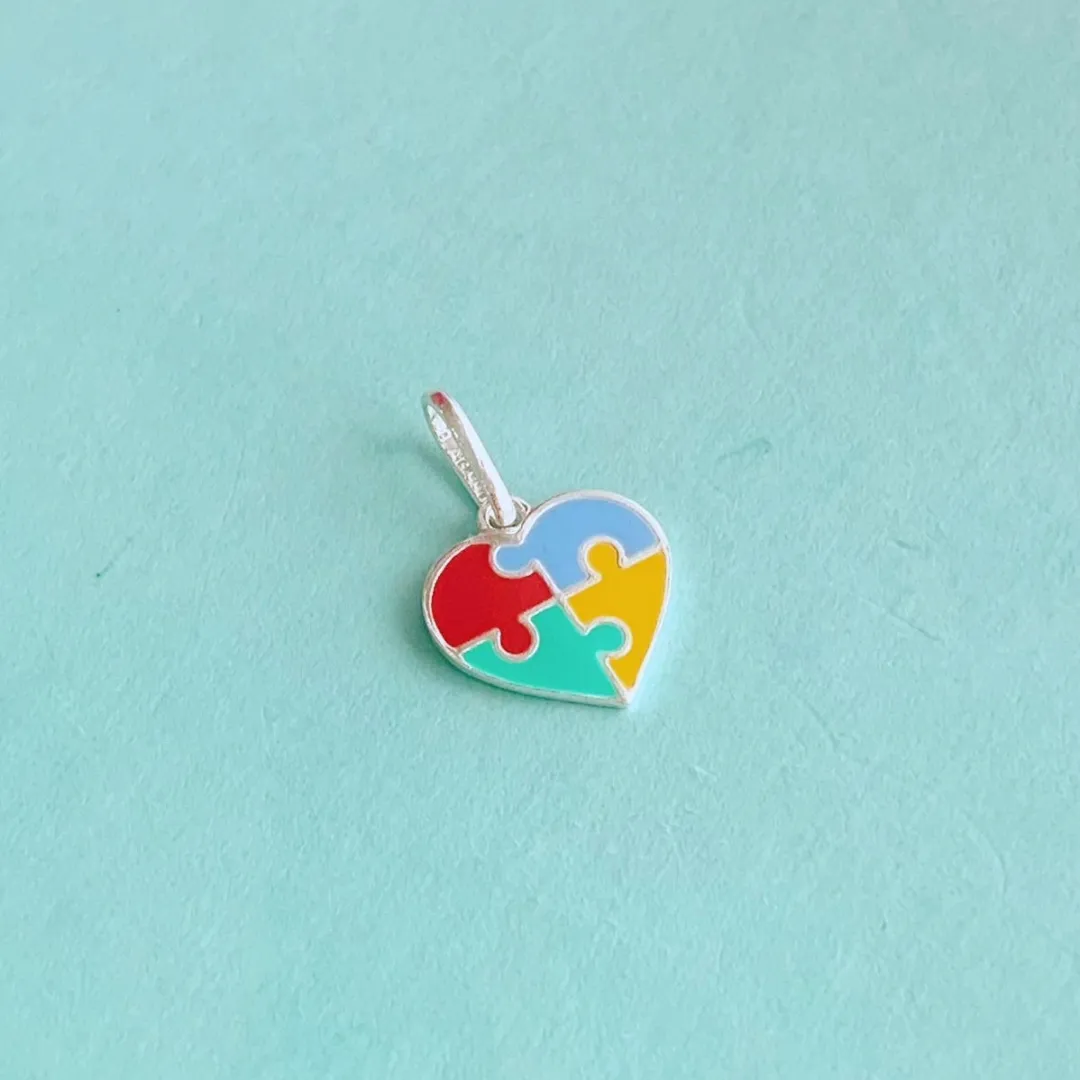 PINGENTE CORAÇÃO COM SÍMBOLO DO AUTISMO. EM PRATA 925.