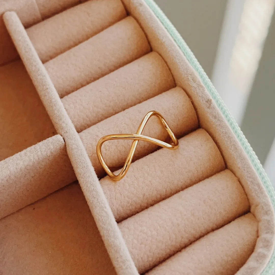 ANEL INFINITO GRANDE. BANHADO A OURO 18K.