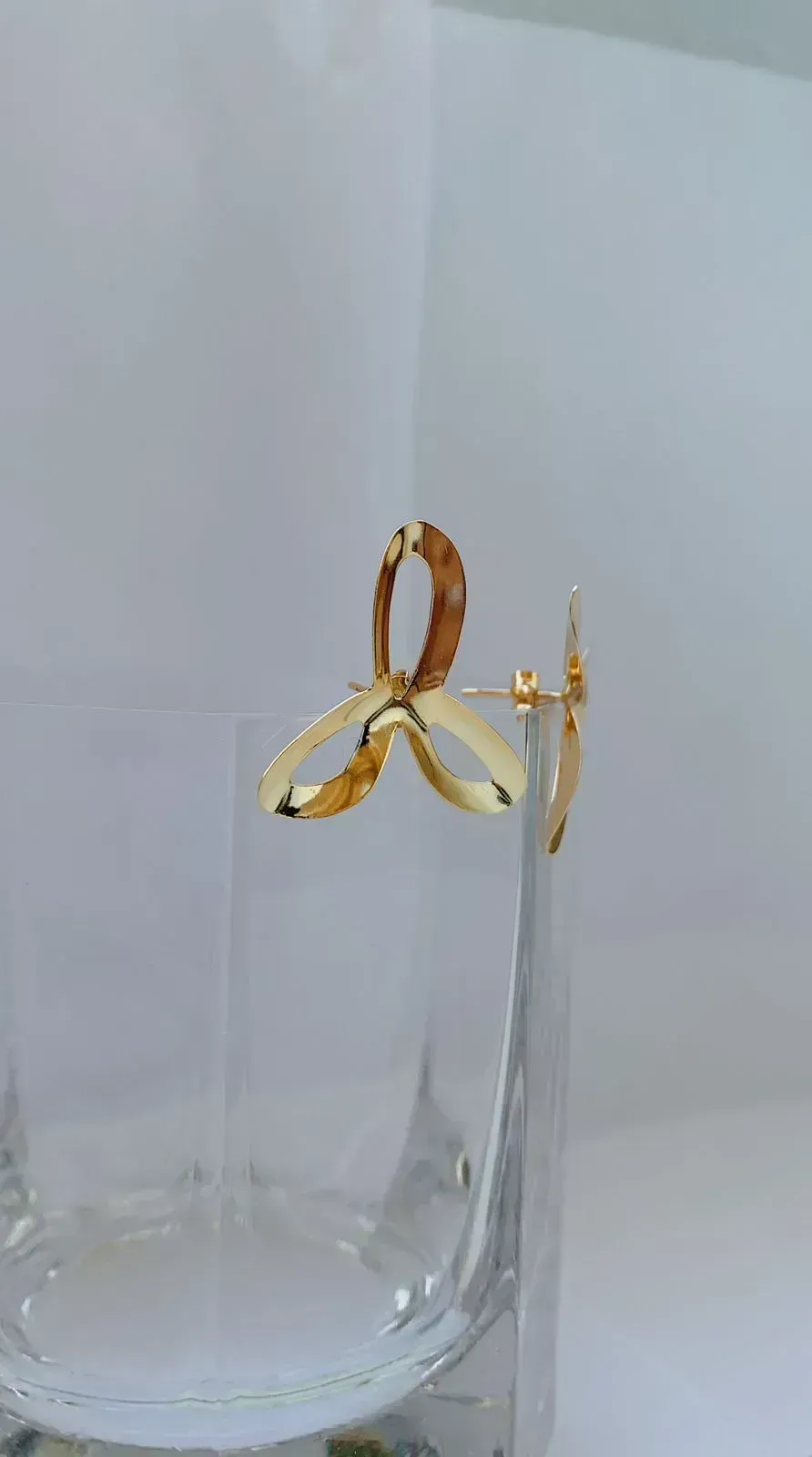 BRINCO FLOR COM 3 PÉTALAS. BANHADO A OURO 18K.