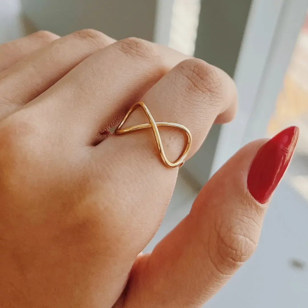 ANEL INFINITO GRANDE. BANHADO A OURO 18K.