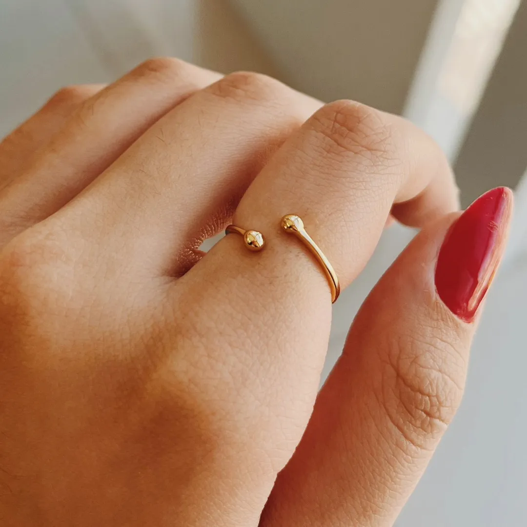 ANEL REGULÁVEL 2 BOLINHAS. BANHADO A OURO 18K.
