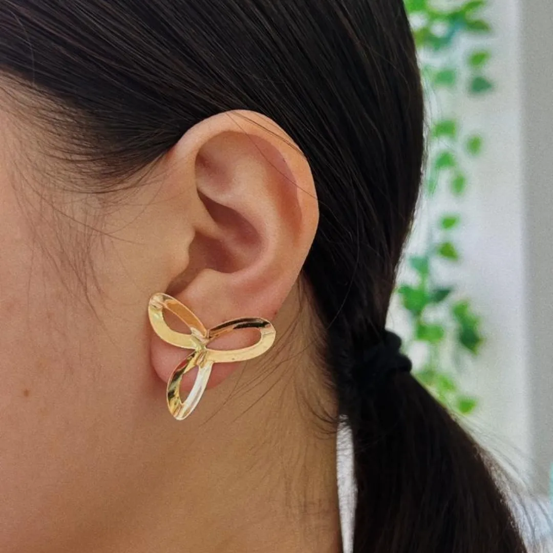 BRINCO FLOR COM 3 PÉTALAS. BANHADO A OURO 18K.