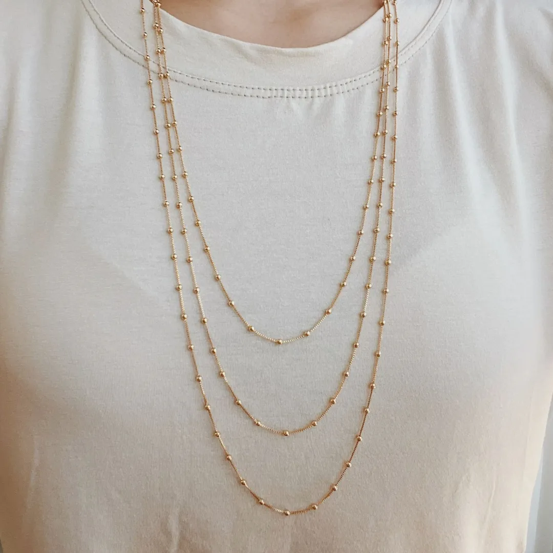 COLAR TRIPLO BOLINHAS. 80CM  DE COMPRIMENTO. BANHADO A OURO 18K.