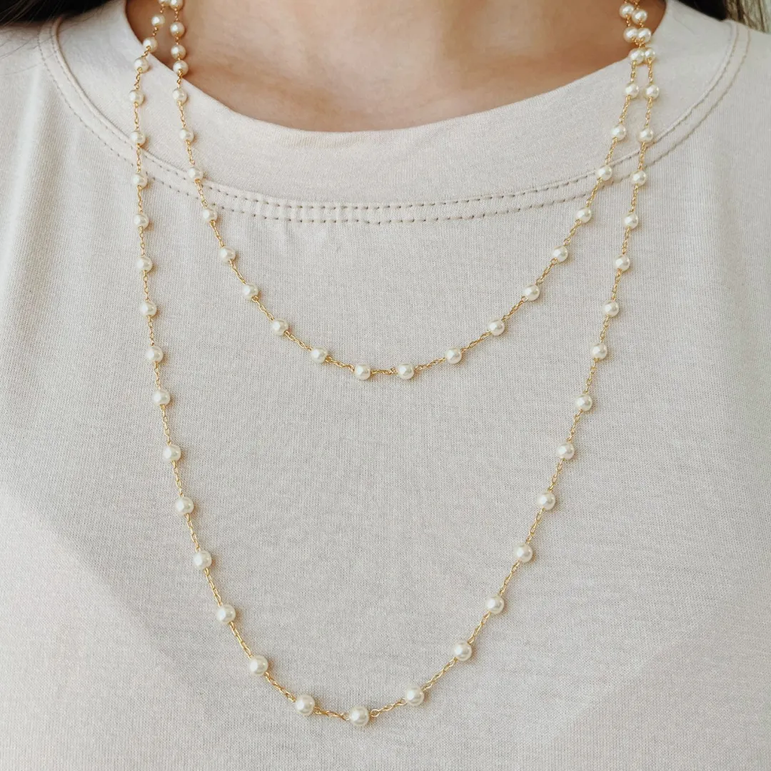 COLAR DE PÉROLAS. 1,20M DE COMPRIMENTO E 5CM DE REGULAGEM. BANHADO A OURO 18K.