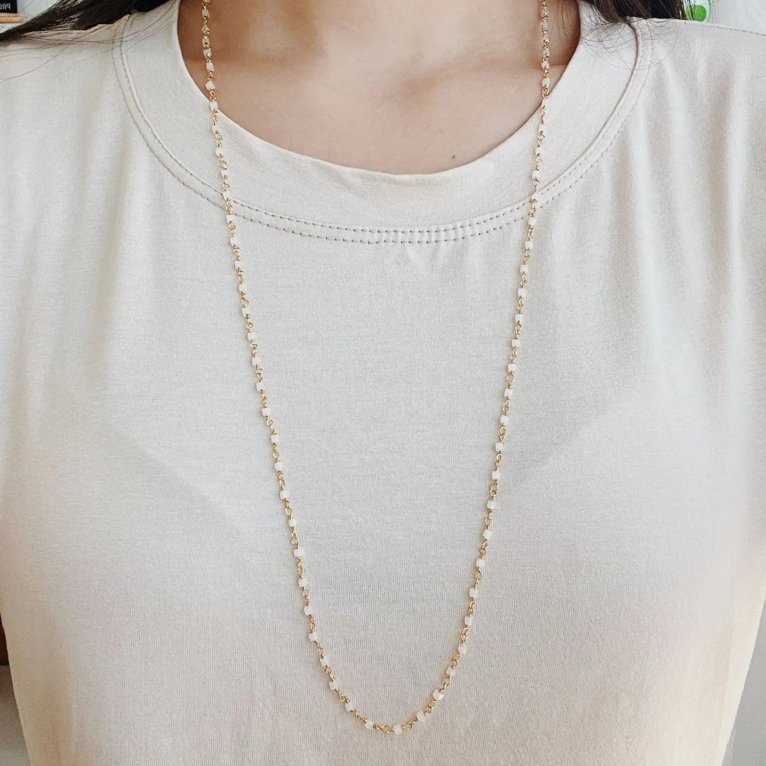 COLAR QUADRADINHOS BRANCOS. 80CM DE COMPRIMENTO. BANHADO A OURO 18K.