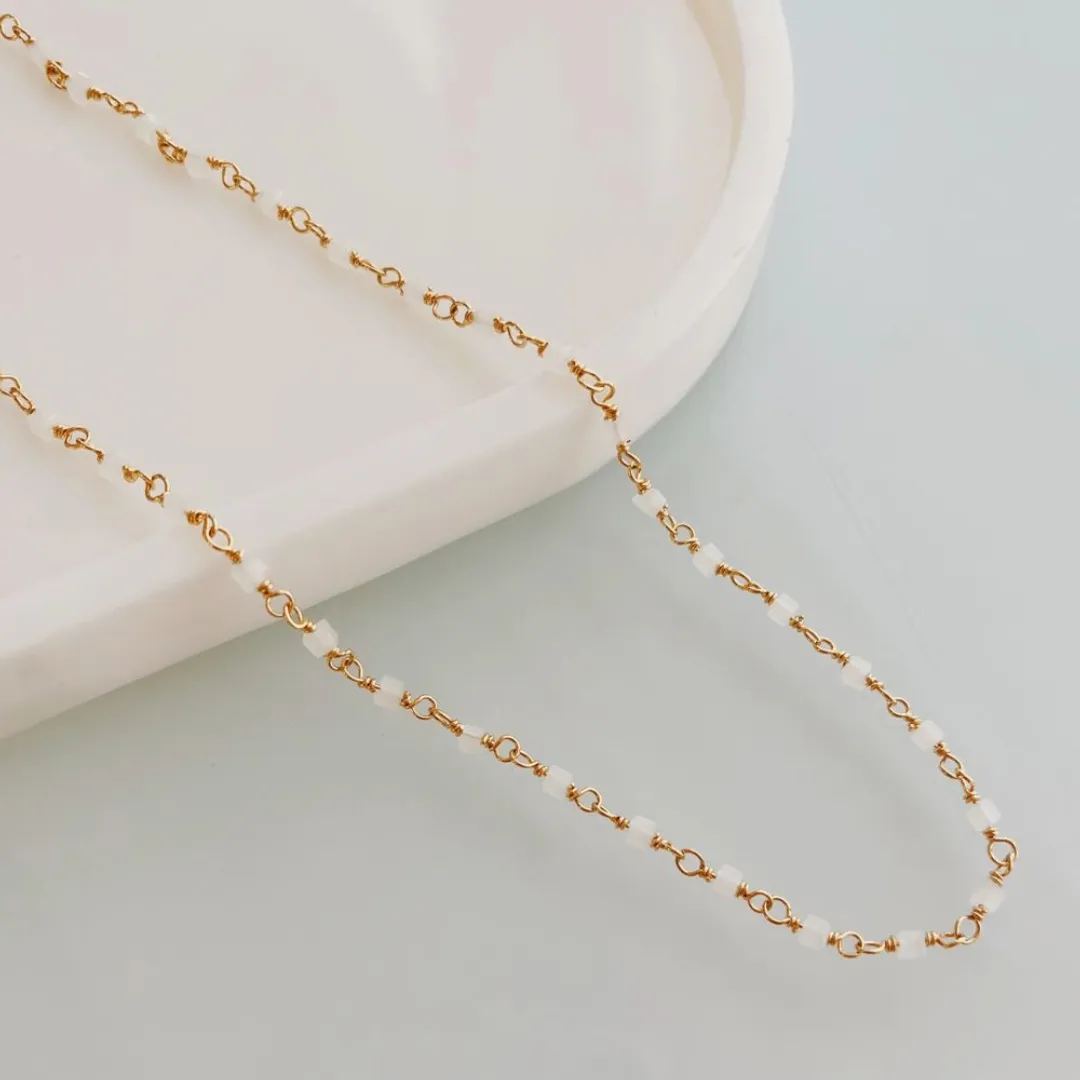 COLAR QUADRADINHOS BRANCOS. 80CM DE COMPRIMENTO. BANHADO A OURO 18K.