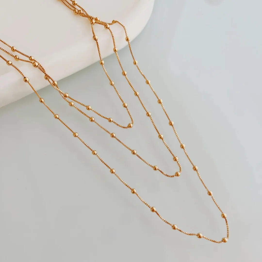 COLAR TRIPLO BOLINHAS. 80CM  DE COMPRIMENTO. BANHADO A OURO 18K.