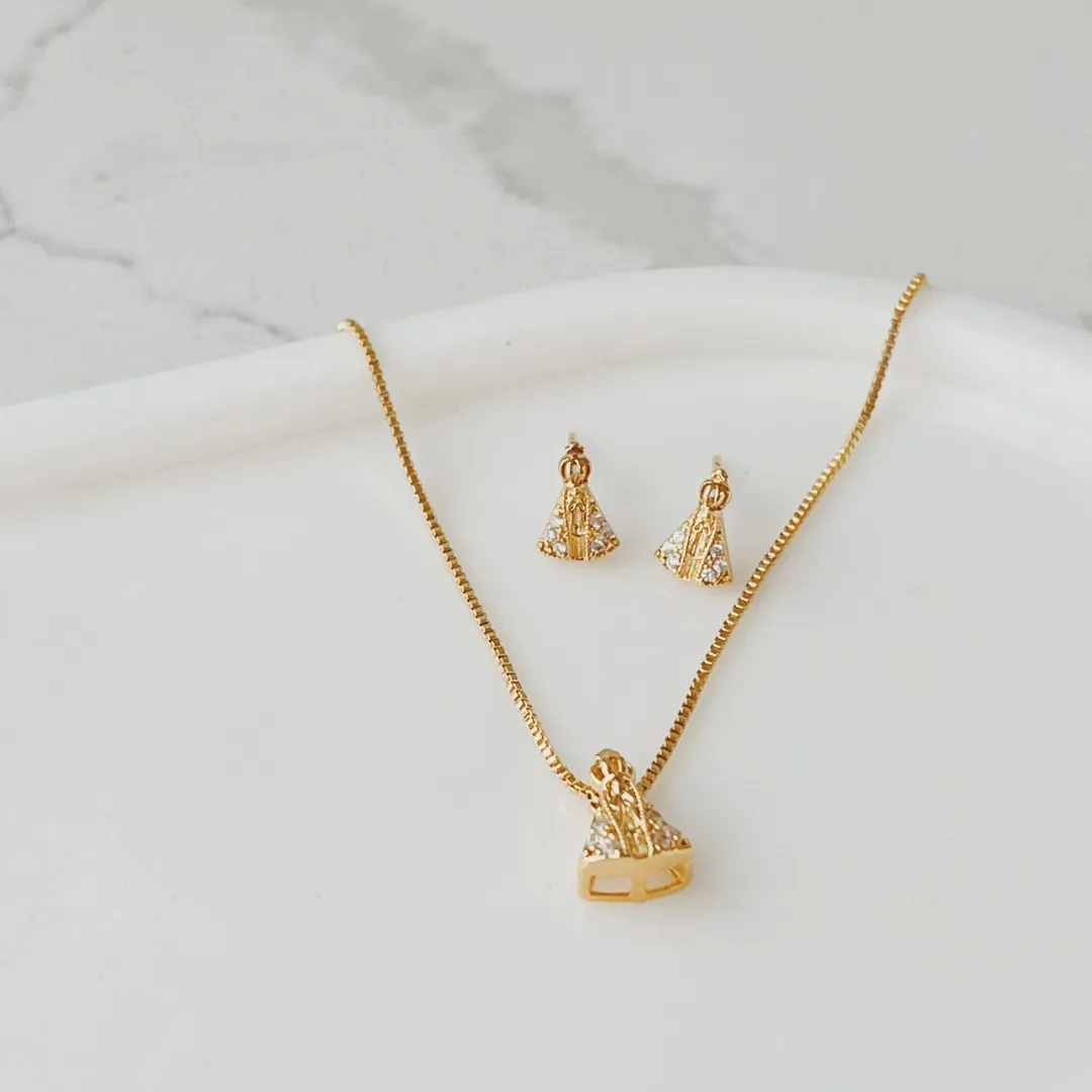 CONJUNTO MINI NOSSA SENHORA CRAVEJADA. 45CM DE COMPRIMENTO E 5CM DE REGULAGEM. BANHADO A OURO 18K.