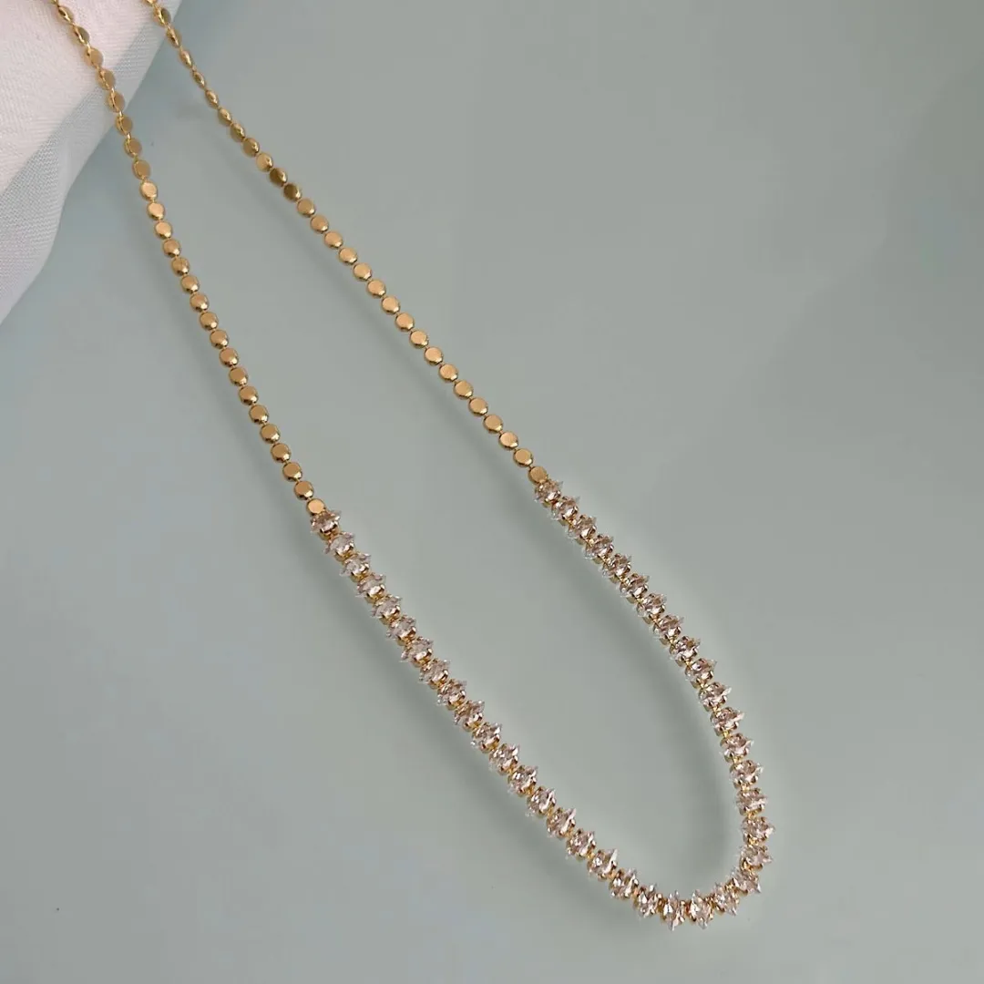 CHOKER RIVIERA COM BOLINHA DIAMANTADA. 35CM DE COMPRIMENT E 5CM DE REGULAGEM. BANHADA A OURO 18K.