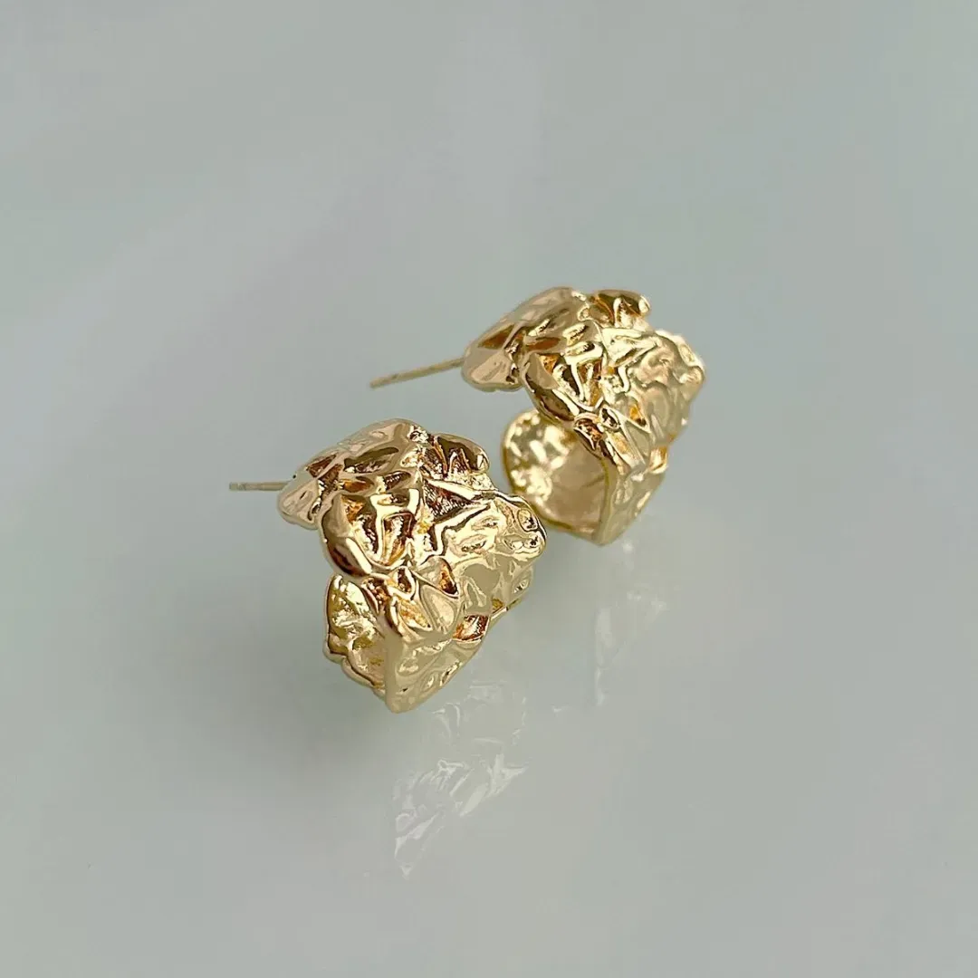 BRINCO ARGOLA GROSSA MARTELADA. BANHADA A OURO 18K.