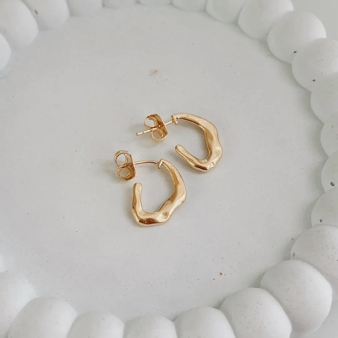 BRINCO ARGOLA OVAL ORGÂNICA. BANHADO A OURO 18K.