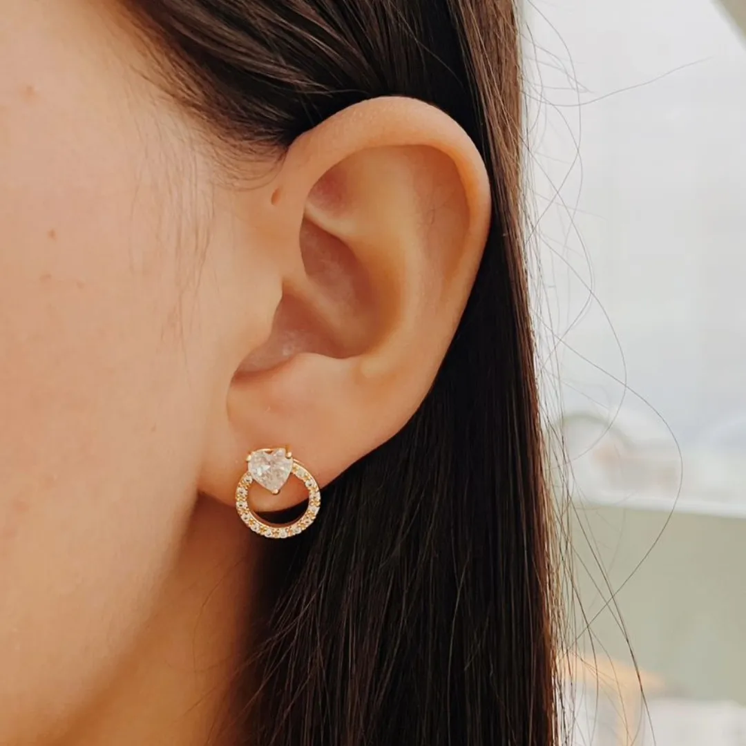 BRINCO CÍRCULO CRAVEJADO COM CORAÇÃO DE ZIRCÔNIA. BANHADO A OURO 18K.