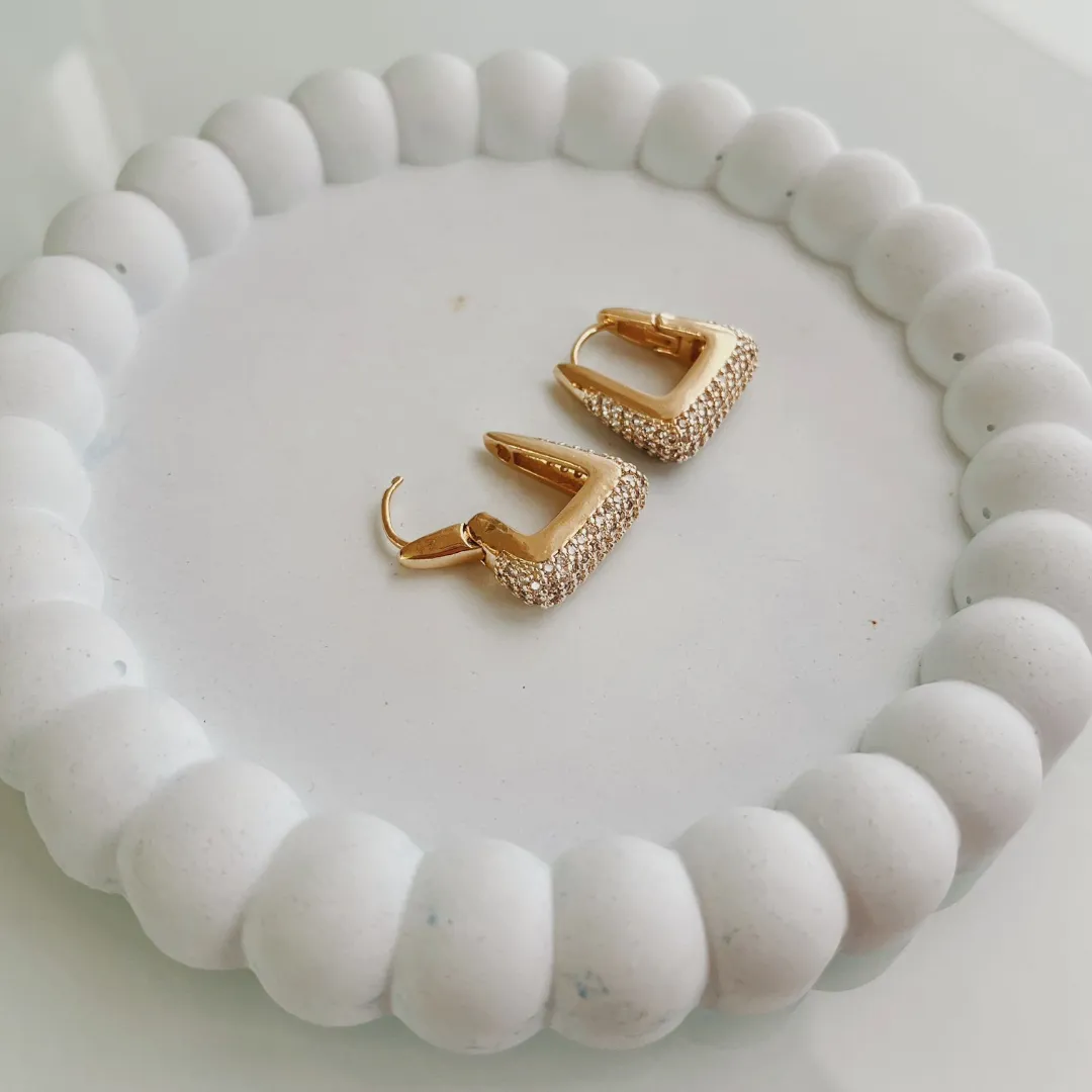 BRINCO ARGOLA PODEROSA (TRIÂNGULO CRAVEJADO). BANHADO A OURO 18K.